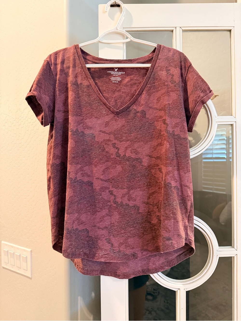 American Eagle Outfitters Mauve Camo V-Neck Short Sleeve Top